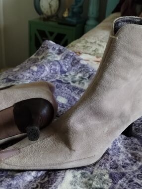 Donald J. Pliner Blush Pink Suede Ankle Booties 6.5 (But Fit Like 7.5)